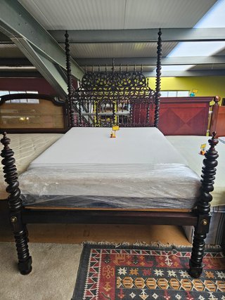 Lindíssima cama antiga de bilros, com estrado e co