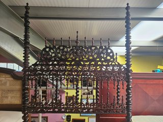 Lindíssima cama antiga de bilros, com estrado e co