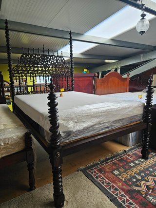 Lindíssima cama antiga de bilros, com estrado e co