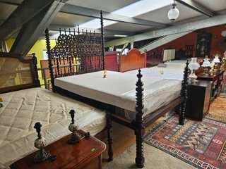 Lindíssima cama antiga de bilros, com estrado e co