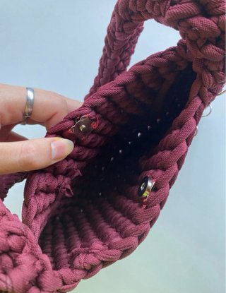 Bolso crochet morado con anillas plateadas
