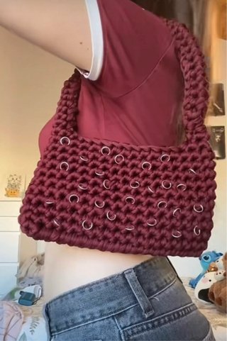 Bolso crochet morado con anillas plateadas