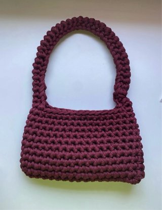 Bolso crochet morado con anillas plateadas