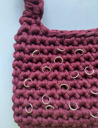 Bolso crochet morado con anillas plateadas