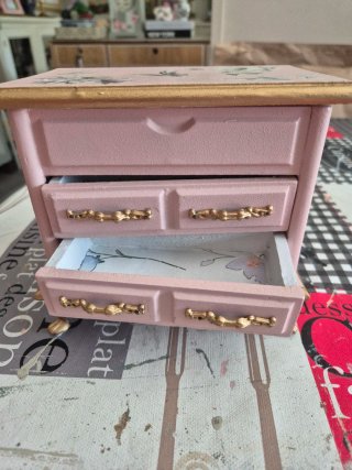 Joyero o decoración rosa y dorado