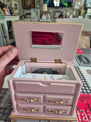 Joyero o decoración rosa y dorado