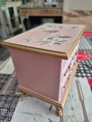 Joyero o decoración rosa y dorado