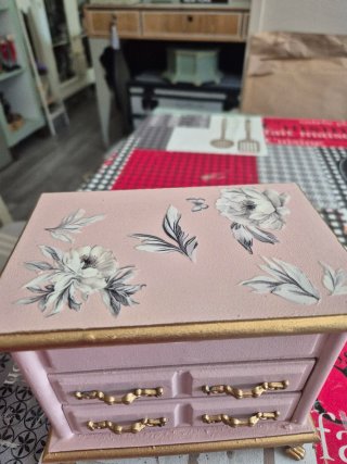 Joyero o decoración rosa y dorado