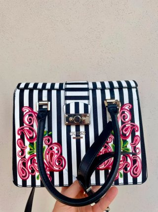 Borsa Guess a righe con ricami floreali