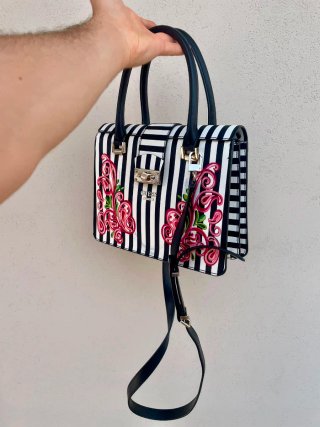 Borsa Guess a righe con ricami floreali