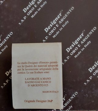 Quadro con bassorilievo.