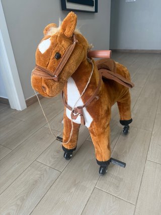 Caballo de juguete con ruedas