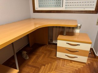 Escritorio de madera con cajones