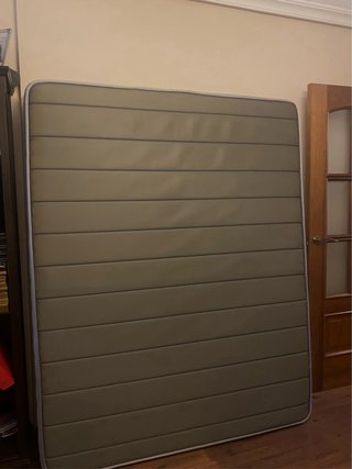 Colchón nuevo muy protegido y canapé de regalo.