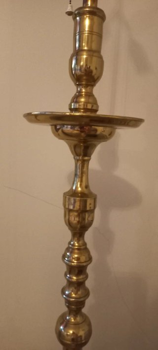 Lámpara antigua de pie.