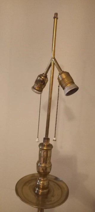 Lámpara antigua de pie.