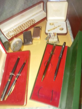 Lote de plumas y accesorios de escritura