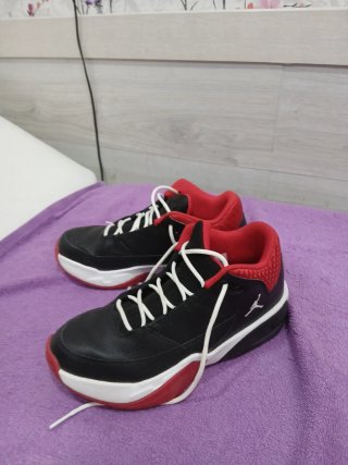Zapatillas Air Jordan Negras y Rojas