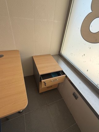 Pack Oficina: Estanterías, Escritorios, Sillas