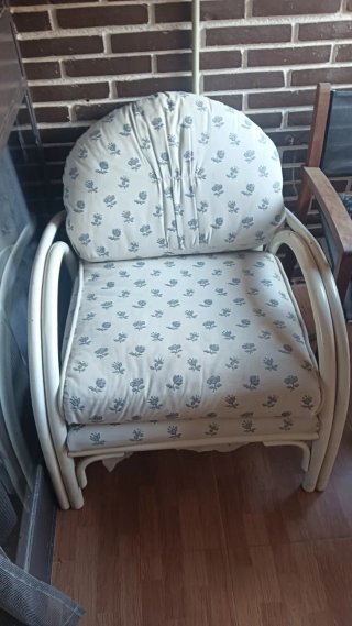 Sillón de mimbre con cojines