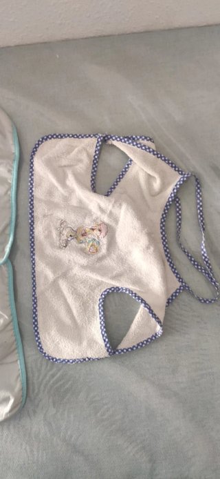 REGALO 2 baberos para bebé. LEER DESCRIPCIÓN.