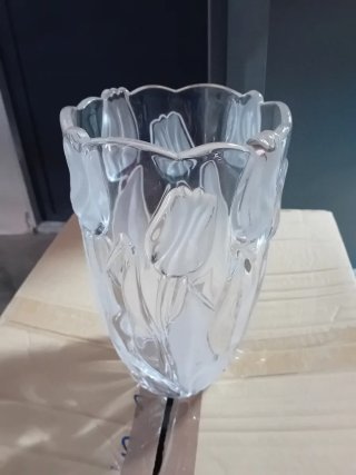 Jarrón de cristal con tulipanes esmerilados