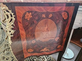 Cómoda antiga em madeira com tampo em mármore