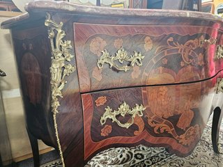 Cómoda antiga em madeira com tampo em mármore
