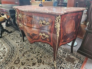 Cómoda antiga em madeira com tampo em mármore