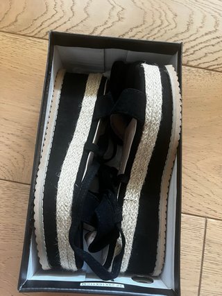 Sandalias cuña negras atadas a pierna