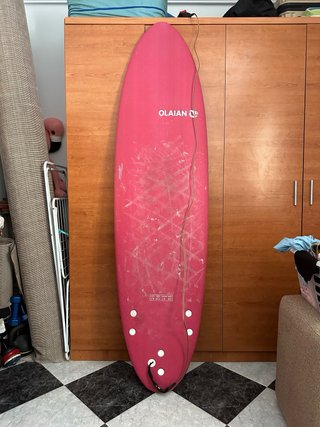 Tabla de surf Olaian con diseño de hojas