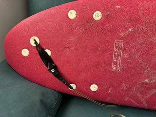 Tabla de surf Olaian con diseño de hojas