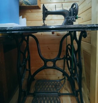 Máquina de coser antigua a pedal