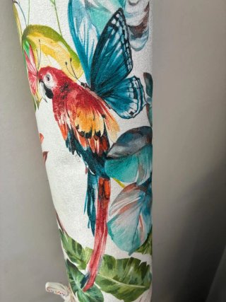 Tela para cortinas con estampado tropical.