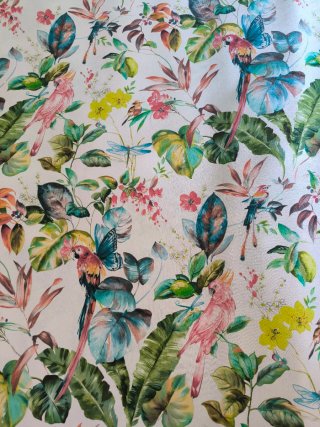 Tela para cortinas con estampado tropical.