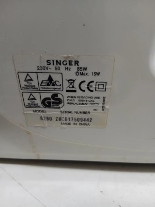 Máquina de coser Singer blanca