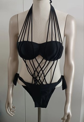 Trikini Negro con tiras, muy original.