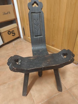Silla de madera estilo brutalista