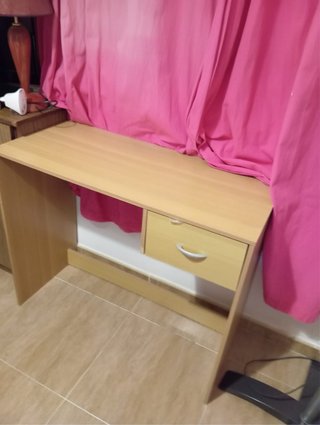 Escritorio de madera con cajón