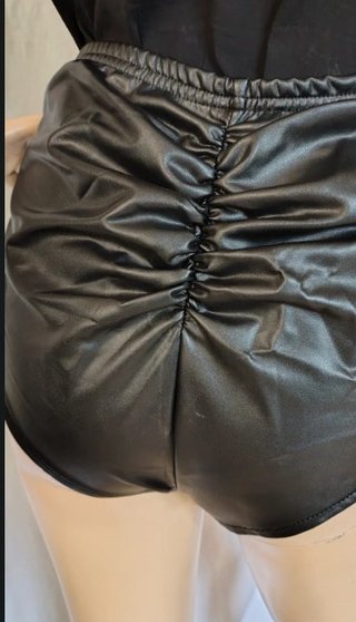 Pantaloncini ecopelle alternativi
