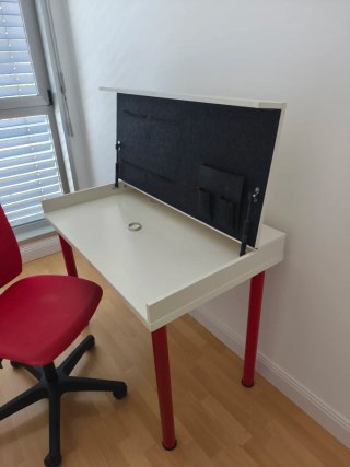 Escritorio blanco con patas rojas y silla