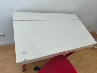 Escritorio blanco con patas rojas y silla