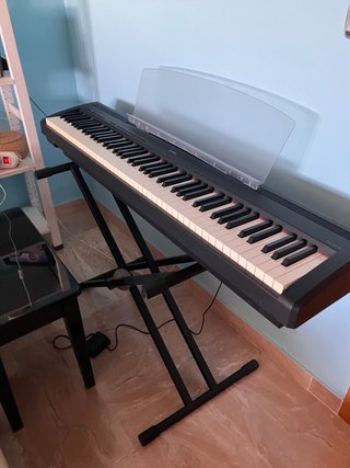 Piano Electrónico Yamaha con banco