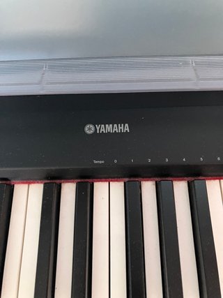 Piano Electrónico Yamaha con banco