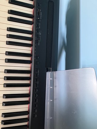Piano Electrónico Yamaha con banco
