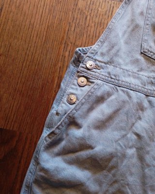 Salopette corta in denim azzurra