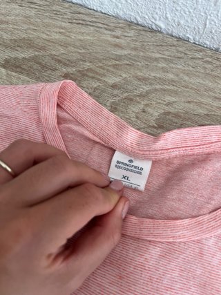 Camiseta rosa con pico de espada