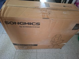 Silla gaming rosa con reposapies