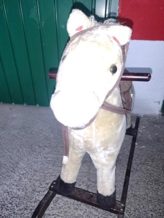 Caballito balancín de peluche con sonidos.
