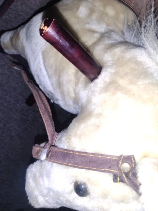 Caballito balancín de peluche con sonidos.